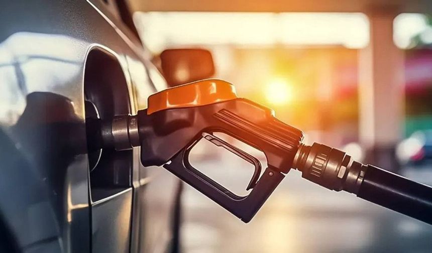 Motorinin litresine bu gece yarısından (21 Aralık Cumartesi) itibaren 58 kuruş zam gelmesi bekleniyor.
Benzin grubunda ise zam beklenmiyor.