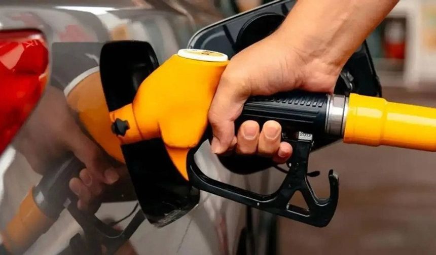 Brent petrol fiyatları ve dövizdeki değişiklikler nedeniyle akaryakıt tabelalarında değişim sürüyor.
Döviz kuru ve petrol fiyatlarındaki hareketlilik, siyasi ve jeopolitik gelişmeler petrol fiyatları üzerinde etkili oluyor.