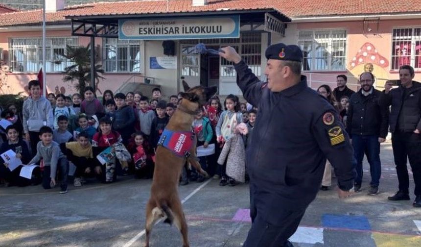 Jandarma ekipleri öğrencilerin karne heyecanına ortak oldu