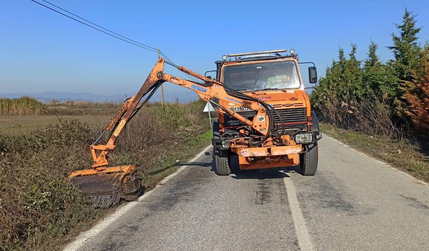 Koçarlı’da trafik güvenliği için çalılar temizleniyor