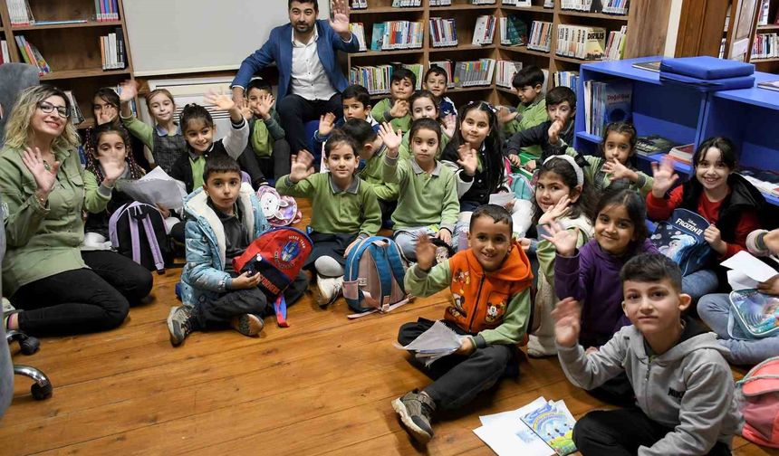 Kuşadası’nda öğrenciler ‘Ebru’nun Renkli Dünyası’ ile tanıştı