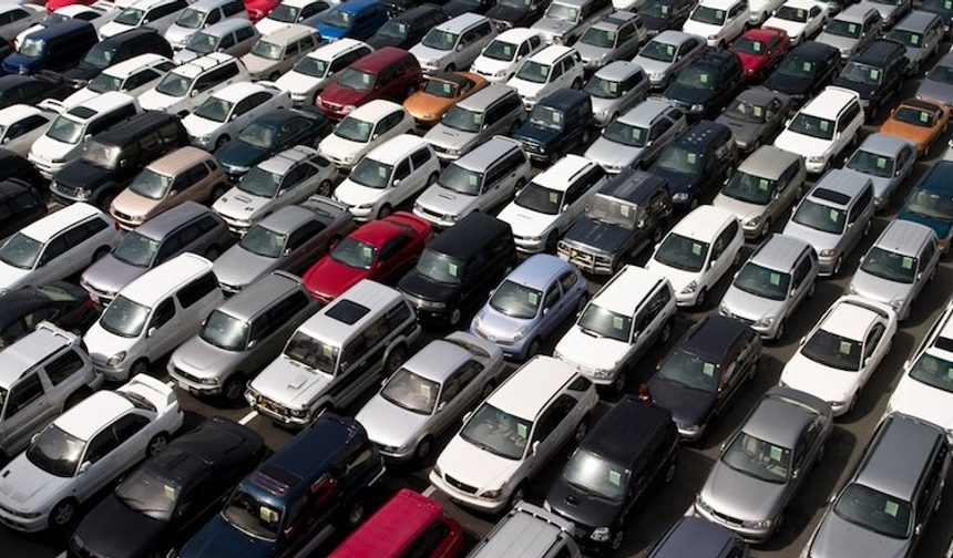 En Sık Arıza Yapan Eski Modeller:
Volkswagen: 2010 öncesi dizel motorlu modellerde turbo ve yakıt enjektör sorunları yaygındır.
Ford: Özellikle eski nesil otomatik şanzımanlı modellerde vites geçiş sorunları yaşanabilir.
BMW: 2005 öncesi 3 Serisi modellerinde elektronik sistem ve süspansiyon problemleri görülebilir.
3. Ağır Hasar Kayıtlı Araçlar: Gizli Kusurlara Dikkat!
Kaza yapmış ve ciddi hasar görmüş araçlar tamir edilip satışa sunulabilir. Ancak, gövde problemleri, şasi yamulmaları ve güvenlik sistemlerinin düzgün çalışmaması gibi kritik sorunlar yaşanabilir.