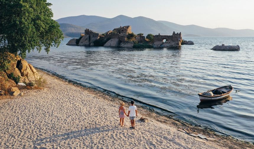 Doğal set gölü olan Bafa Gölü'nde birçok küçük ada vardır. Bazılarında tarihsel yapı kalıntıları bulunan bu adalardan başlıcaları Hayaletada, İkizada ve Menet Adasıdır. Göl kıyısında ise, antik liman kentleri Herakleia ve Pyrrha’nın kalıntıları bulunur. Çevresinde manastırlara ve tarihî mağaralara rastlamak mümkündür.