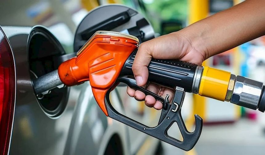 Petrol Fiyatları Hareketlendi, Benzine Yeni Zam Kapıda
ABD Başkanı Donald Trump'ın açıkladığı yeni gümrük vergileri, küresel piyasalarda büyük dalgalanmalara yol açarken, emtia fiyatları da bu gelişmeden nasibini aldı.