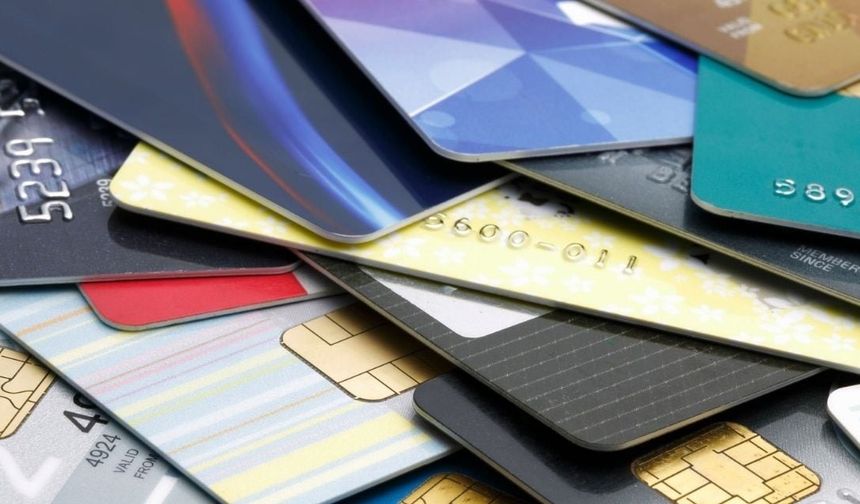 Bu eğilim, bankaları harekete geçirdi. Artan talep nedeniyle bazı bankalar, müşterilerine SMS yoluyla uyarı mesajları göndererek, kredi kartı kullanımıyla yapılan altın, döviz ve kripto para alımlarının kart limitlerini riske atabileceğini bildirdi. Gönderilen mesajlarda şu ifadelere yer verildi: