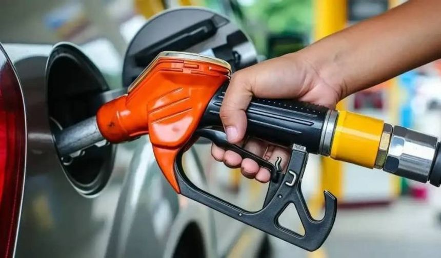 Döviz kurundaki hareketlilik ve Brent petrol fiyatlarında yaşanan değişimlerin etkisiyle akaryakıt fiyatları yeniden güncellendi.