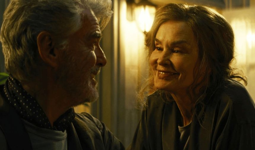 Muhteşem Lilian Hall
Tür: Dram
Yönetmen: Michael Cristofer
Oyuncular: Jessica Lange, Pierce Brosnan, Kathy Bates
Amerikan tiyatrosunun efsanevi oyuncusu Lillian Hall, sahnelere geri dönmeye hazırlanırken nörolojik bir hastalıkla yüzleşmek zorunda kalır. Repliklerini unutmaya başlayan Hall’un dramatik ve duygusal hikayesi izleyiciyi derinden etkileyecek.