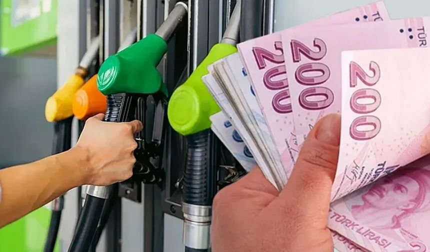Son gelişmelere göre, gece yarısından itibaren motorinin litre fiyatına 99 kuruşluk bir zam yapıldı. Böylece araç sahipleri yeni fiyatları öğrenmek için benzin istasyonlarının ve haber kaynaklarının yolunu tuttu.