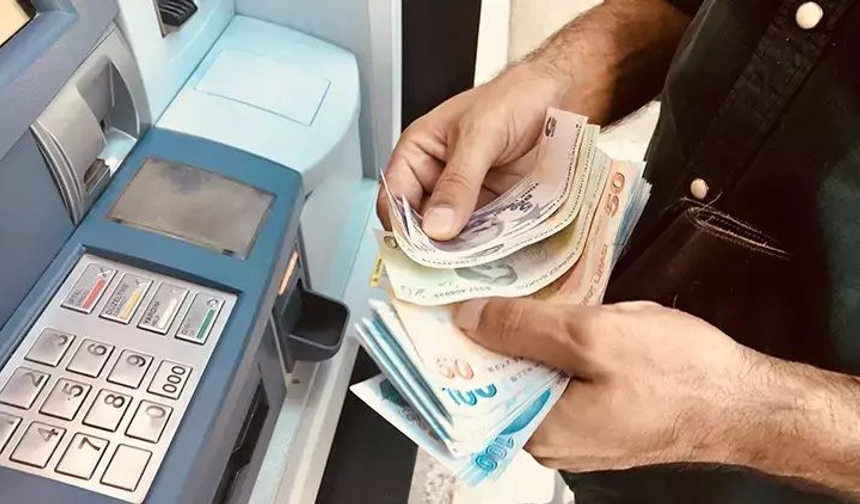İddiaların Detayları
İddialara göre, bankalar 20 bin TL altındaki para çekme işlemlerini yalnızca ATM'ler üzerinden gerçekleştirme kararı aldı. Bu değişikliğin, ATM'lerin yaygınlaşmasına rağmen vezne yoğunluğunu azaltmak amacıyla yapıldığı öne sürülüyor.