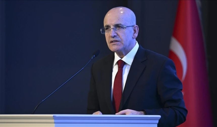 Şimşek, mart ayında dış ticaret açığının geçtiğimiz yılın aynı dönemine göre 7,3 milyar dolar azalarak 84,5 milyar dolara gerilediğini açıkladı. Aynı dönemde ihracatın yüzde 3,2 oranında artış gösterdiğini belirten Bakan, enerji hariç ithalattaki artışın ise yalnızca yüzde 0,8 ile sınırlı kaldığını ifade etti.