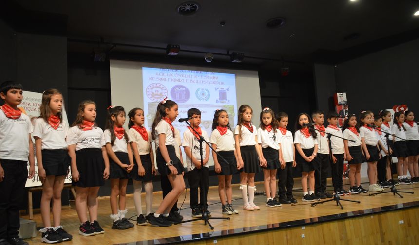 Didim’de minik öğrenciler, Atatürk’ün söyleşileri dinledi