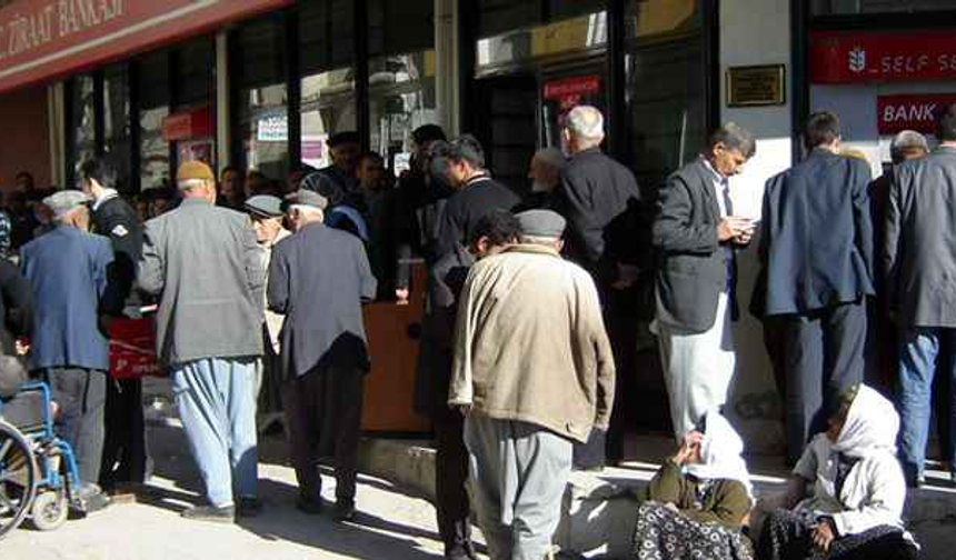 Bu iddialar, özellikle emekliler ve teknolojiye uyum sağlamakta zorlanan vatandaşlar arasında endişe yarattı. Ancak, Türkiye Bankalar Birliği (TBB) bu iddiaların gerçeği yansıtmadığını açıkladı.