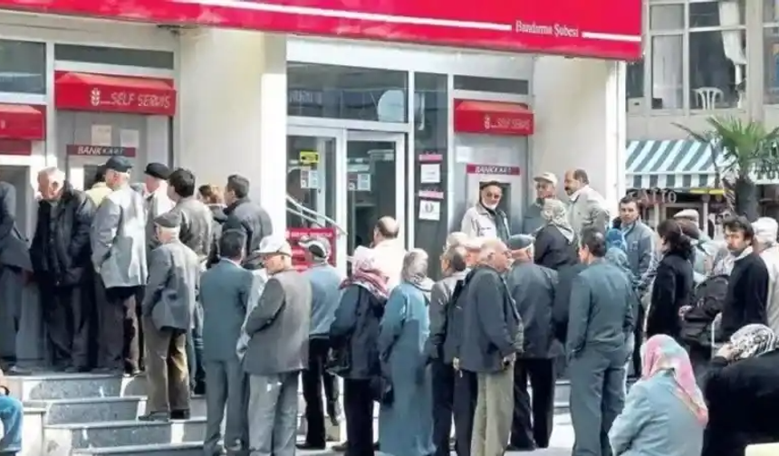 Ancak, teknolojiye uyum sağlamakta zorlanan birçok kişinin bu yenilikten olumsuz etkileneceği belirtiliyor. Özellikle emekliler, ATM kullanımı konusunda zorlanabilir ve maaşlarını çekebilmek için uzun kuyruklar oluşturmak zorunda kalabilirler.