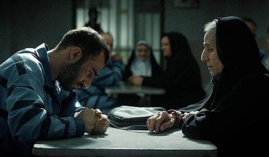 Şahit
Tür: Dram
Yönetmen: Nader Saeivar
Oyuncular: Maryam Boubani, Nader Naderpour, Hana Kamkar
Altın Portakal’dan ödülle dönen bu güçlü yapımda, İran’da bir kadının işlediği suça şahit olan emekli dans öğretmeni Tarlan, adalet arayışıyla ailesini ve kendini büyük bir tehlikeye atar.
