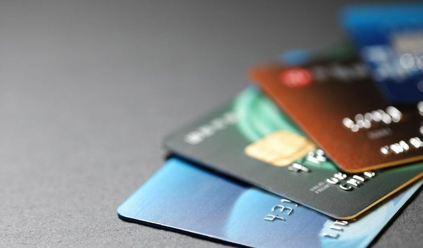 Son günlerde ons altının 3.500 doları aşarak tüm zamanların en yüksek seviyesine ulaşmasıyla birlikte, altına olan ilgi ciddi ölçüde arttı. Türkiye'de çeyrek altın fiyatı 7.100 TL’ye kadar yükseldi. Bu gelişmeler üzerine birçok kişi, kredi kartı nakit avansları ve ihtiyaç kredileriyle altın almaya başladı.