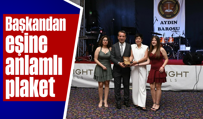 Başkandan eşine anlamlı plaket