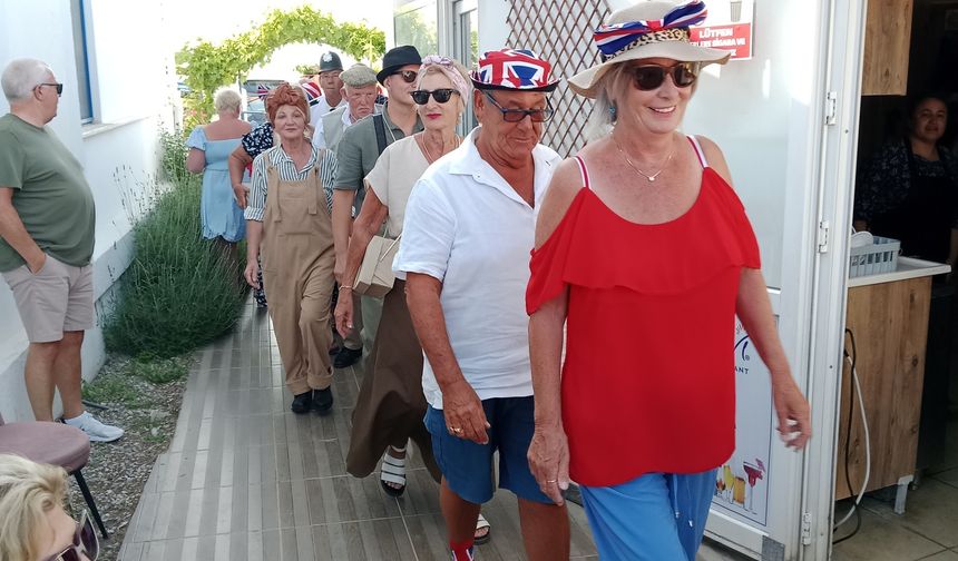 Didim’de yaşayan İngilizler zafer gününü kutladı