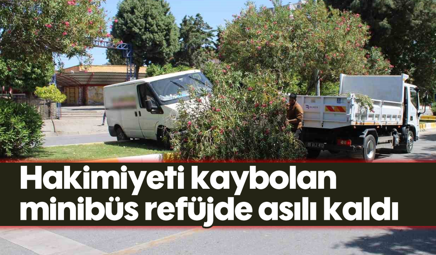 Hakimiyeti kaybolan minibüs refüjde asılı kaldı