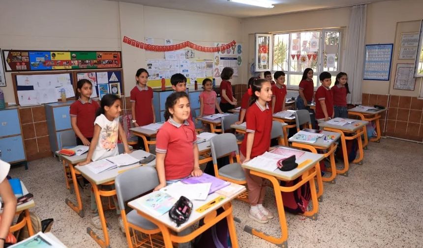 İncirliova’da hayırsever tarafından bağışlanan sıralar okula teslim edildi