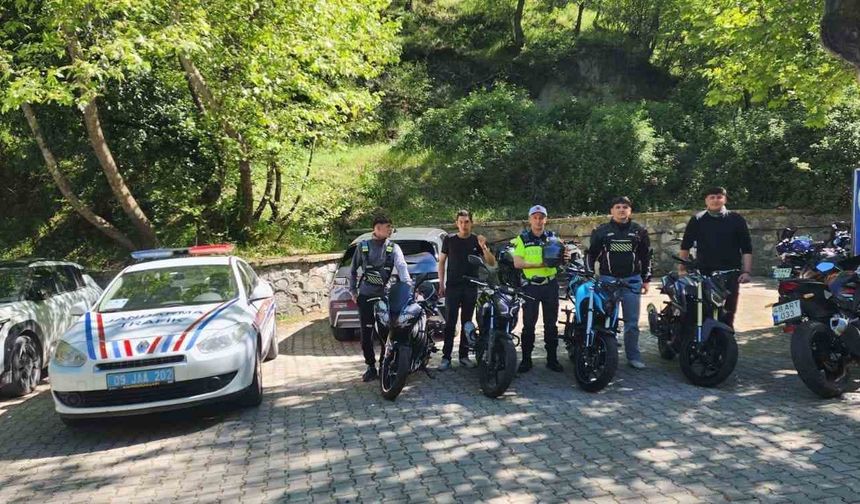 Jandarma, vatandaşlara trafik kurallarını anlattı