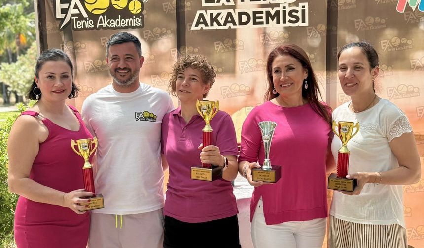 Aydın'da kadın tenisçiler kupalarını aldı