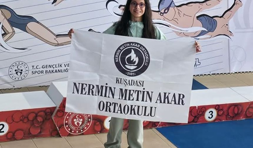 Kuşadalı Azra Yılmaz kulaçlarını Türkiye Şampiyonası'nda attı