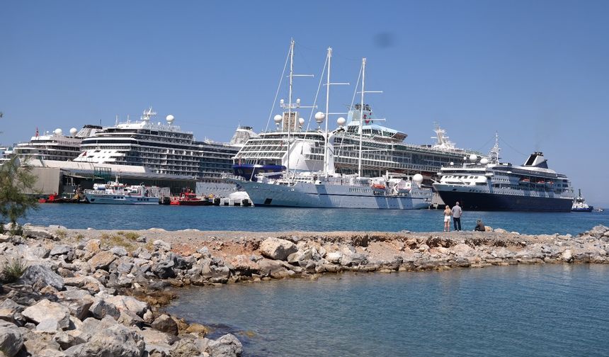 Kuşadası Limanı'na 5 kruvaziyer demirledi