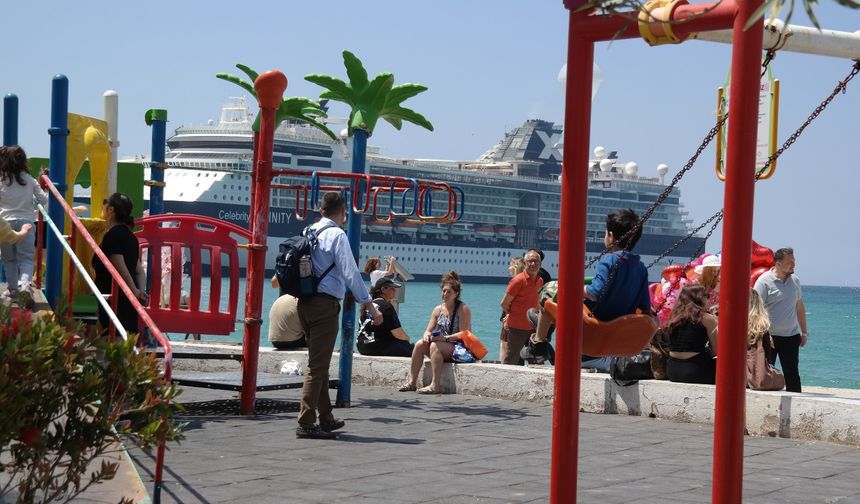 Kuşadası'nda plajlara yaz erken geldi