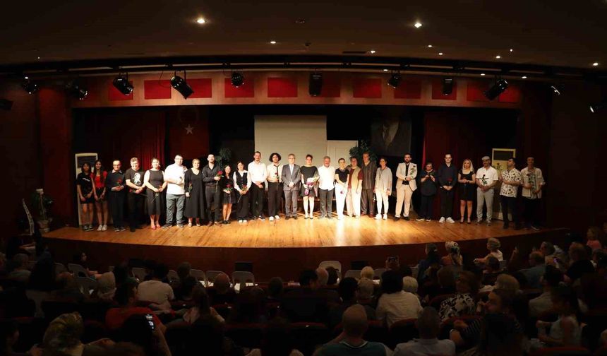 Nazilli Belediyesi Büyükler Tiyatro Grubu gösterisi ilgi gördü