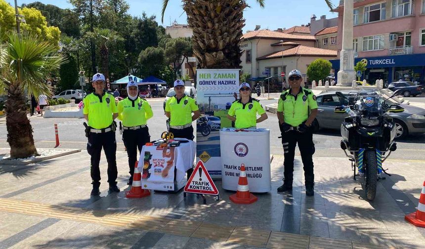 Trafik ekipleri, vatandaşları bilgilendirdi