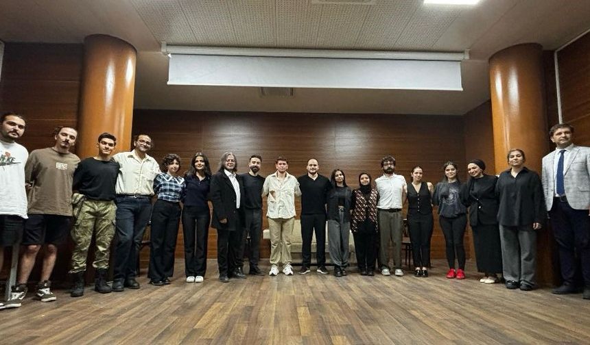 Üniversite öğrencilerinden tiyatro gösterisi