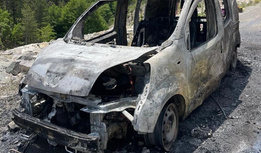 Seyir halindeki araç alevlere teslim oldu