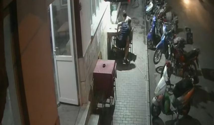 Minibüsün altında kalan köpeği mahalle sakinleri kurtardı