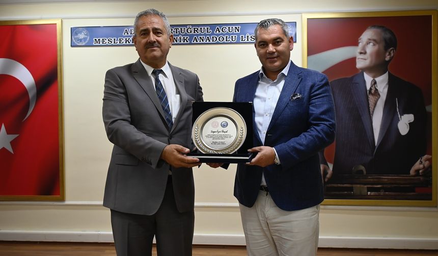 Kuşadası’nda hayırsever iş insanına eğitime destek plaketi