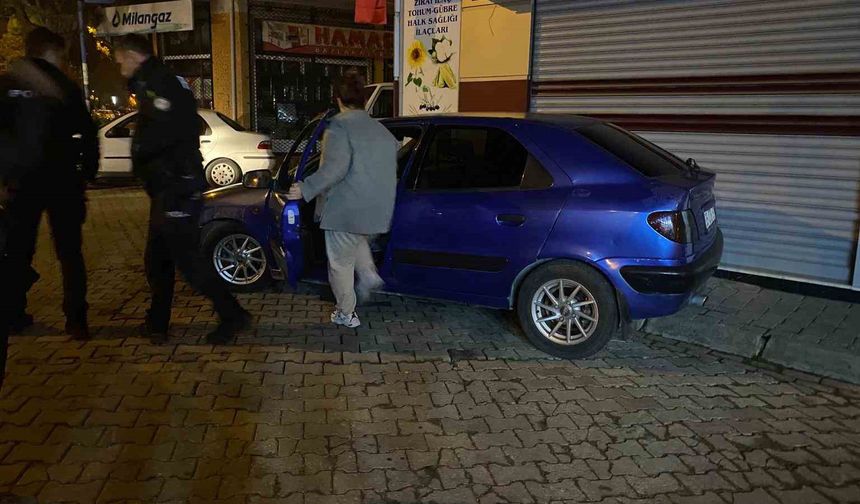 Aydın'da alkolün etkisi ile araçta sızdı, vatandaşlar hayatından endişe etti