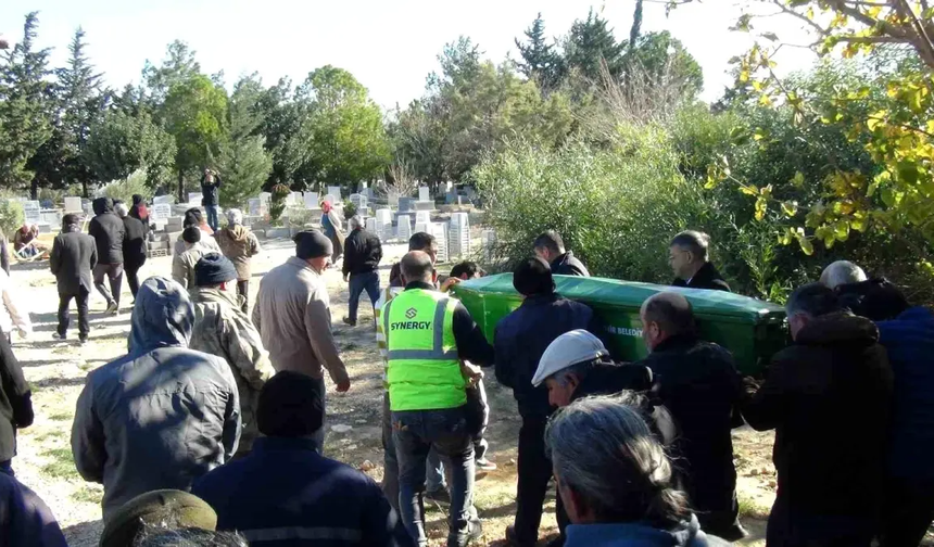 Yangında ölen 2 kardeşe acı veda: Aynı tabutla getirilip aynı kabre defnedildiler