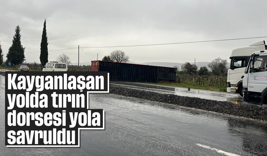 Kayganlaşan yolda tırın dorsesi yola savruldu