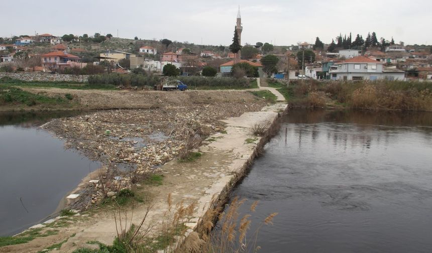 Doğaseverler tarihi taş köprüye dikkat çekti
