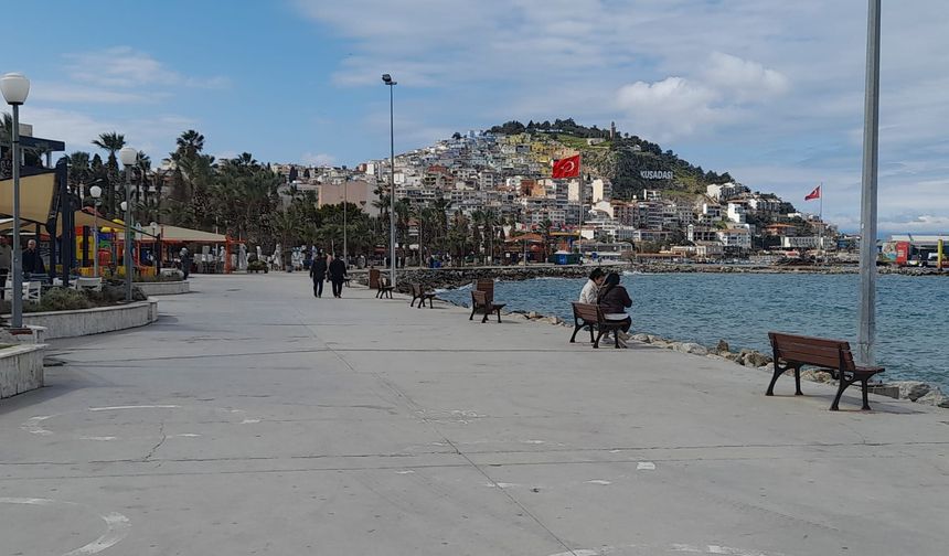 Kuşadası bayramı soğuk havayla karşıladı