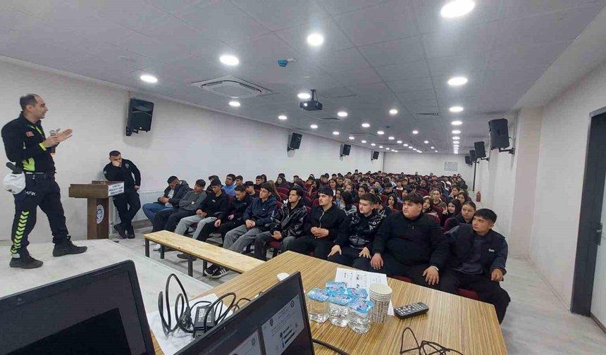 Karacasu'da öğrencilere polislik tanıtıldı, güvenlik konuları anlatıldı