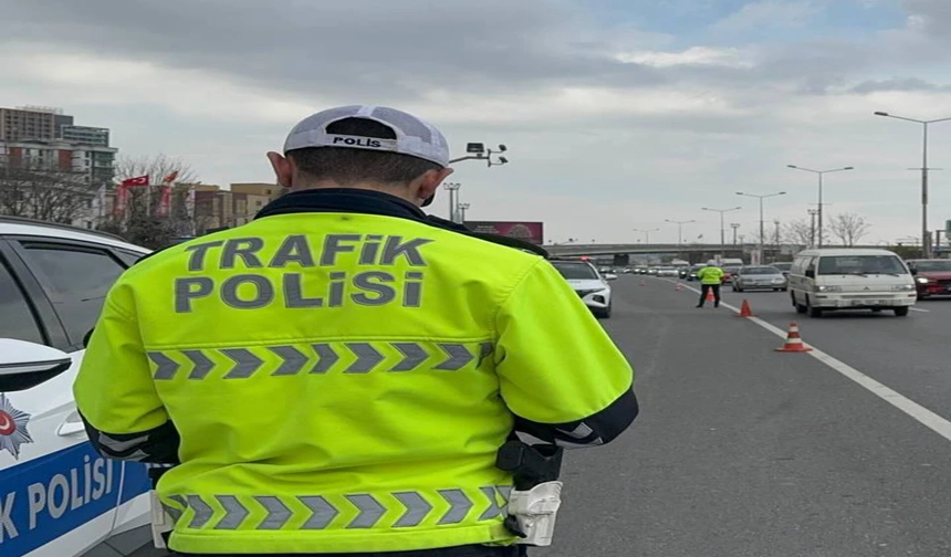 Rekor ceza: Hem 'dur' ihtarına uymadı, hem de polis aracına çarptı