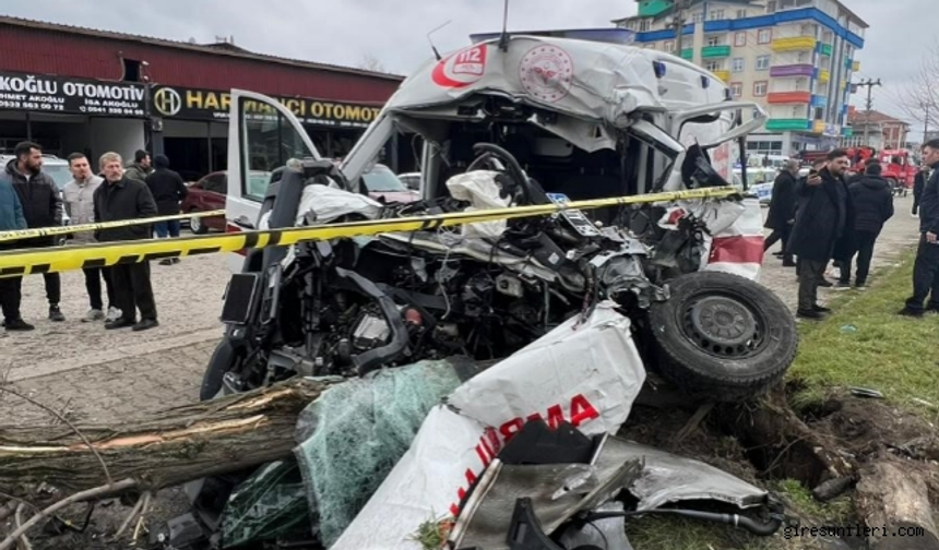 Vakaya giden ambulans kaza yaptı: 1 ölü, 3 yaralı