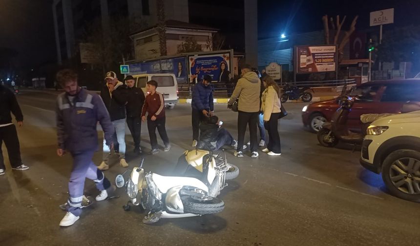 Kırmızı ışık ihlali kaza getirdi: Motosikletteki 2 kişi yaralandı