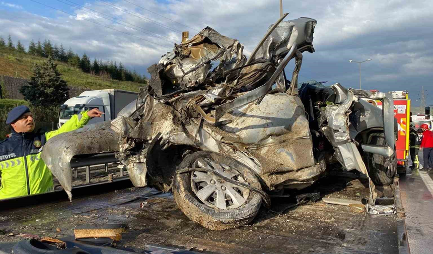 Otomobil devrilen tır dorsesinin altında kaldı: Karı-koca hayatını kaybetti