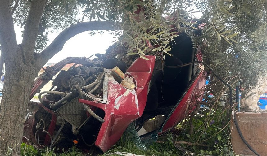 Otomobil evin bahçe duvarına çarptı: 1 ölü, 1 yaralı