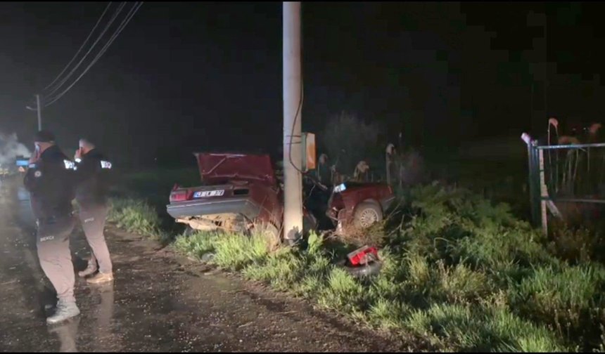Korkunç kaza; Direğe ok gibi saplandı, 1 ölü