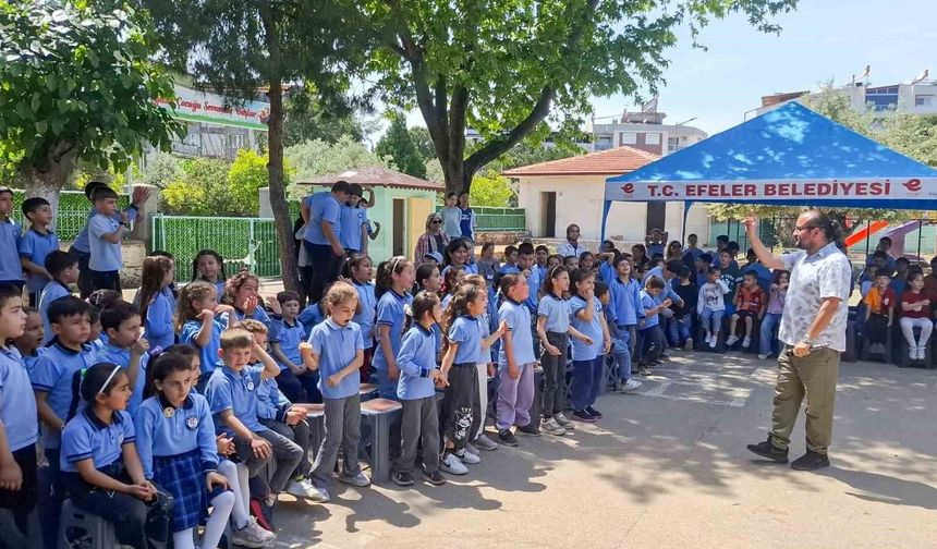 Efeler’in sanatçıları çocuklar için sahneye çıktı