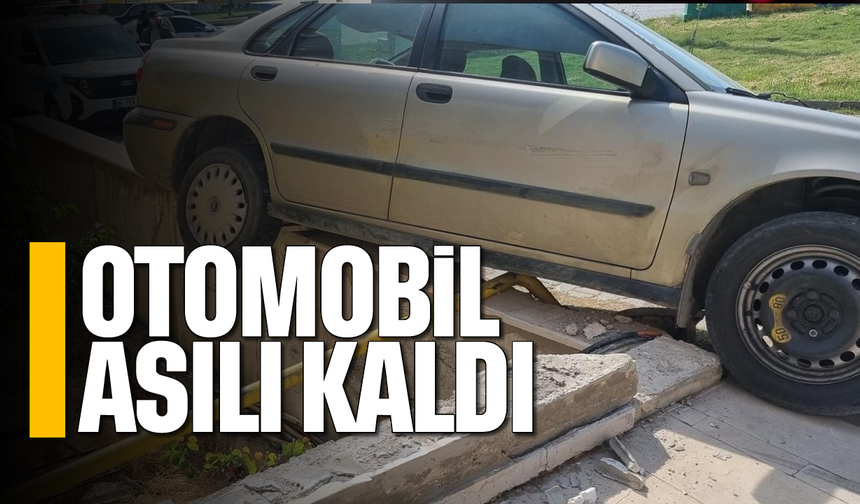 Otomobil asılı kaldı