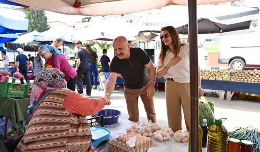 Vali Varol, eşiyle pazar alışverişine çıktı