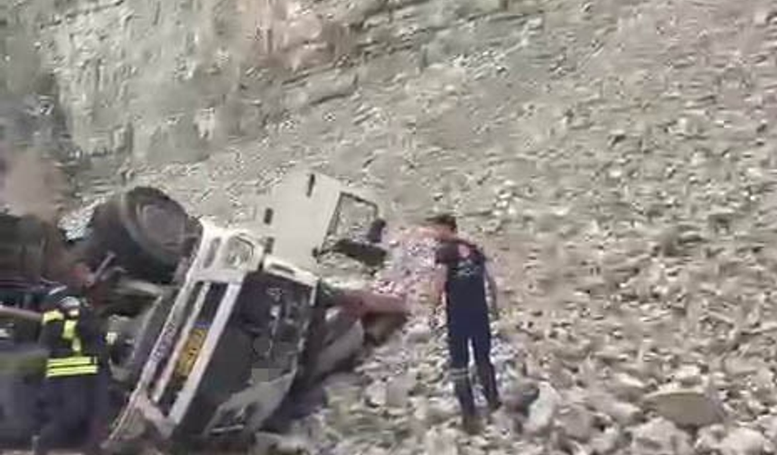 Feci kaza: Freni patlayan tırdan atlayan sürücü öldü